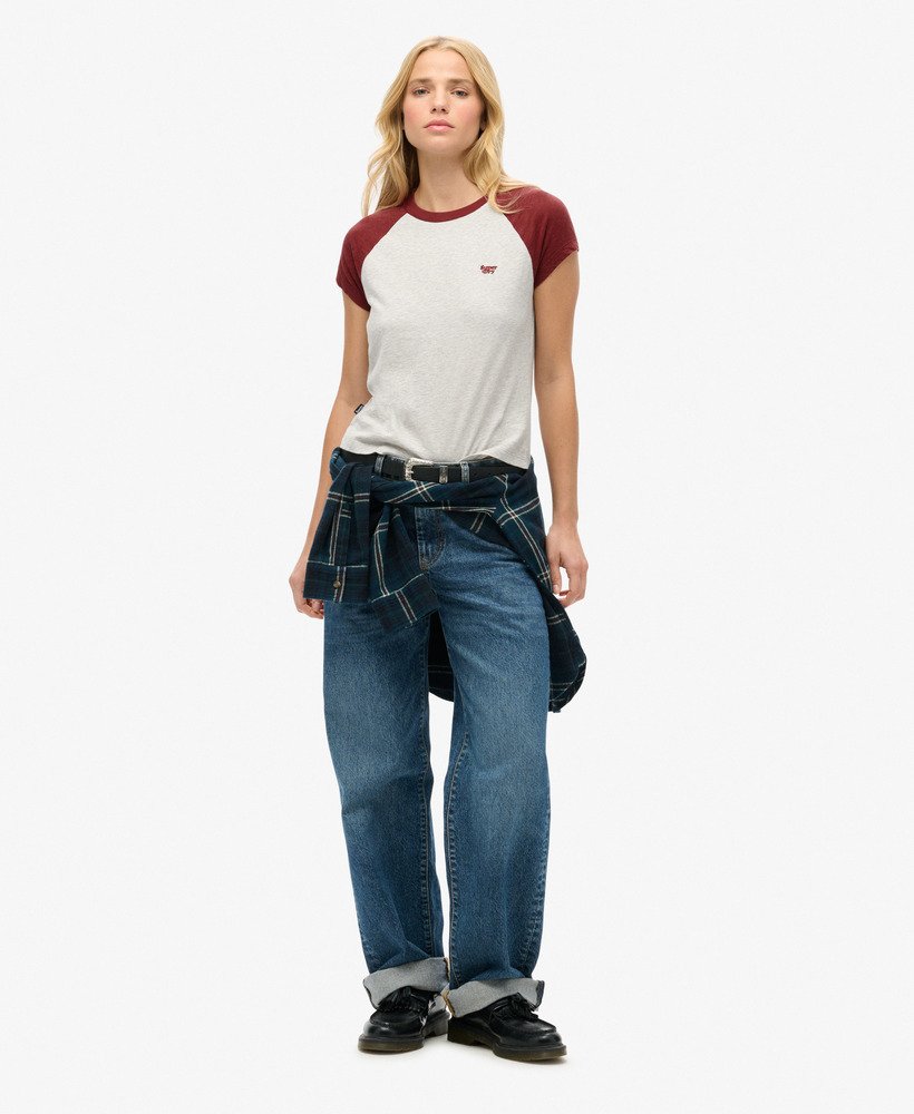 camiseta raglan essential logo em algodão orgânico na cor bordô intensocinza glacial