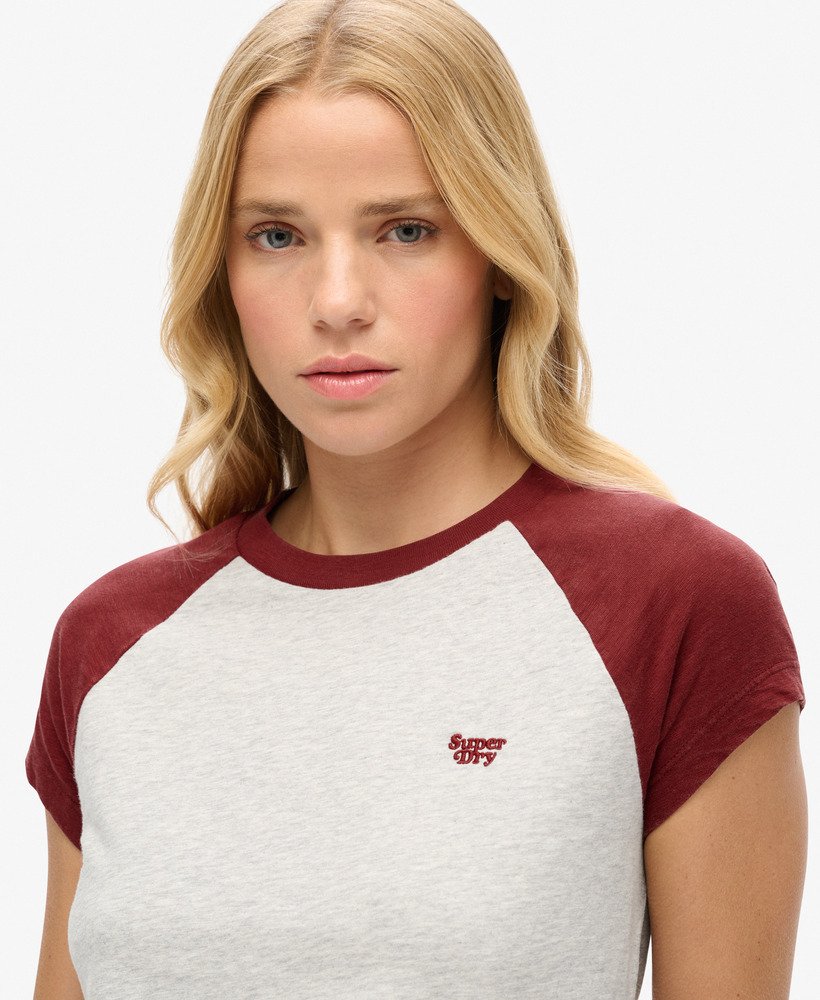 camiseta raglan essential logo em algodão orgânico na cor bordô intensocinza glacial