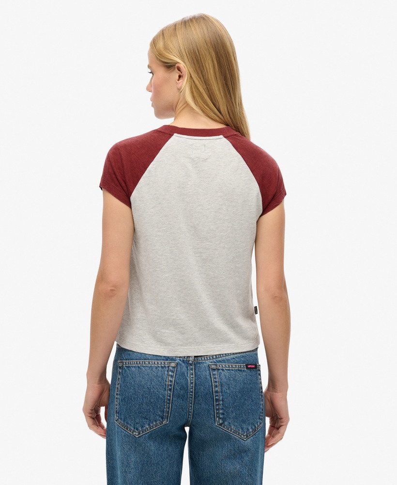camiseta raglan essential logo em algodão orgânico na cor bordô intensocinza glacial