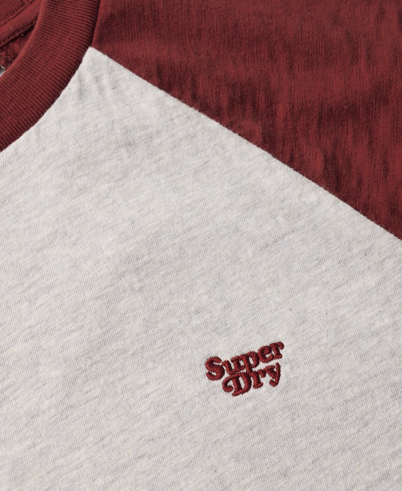 camiseta raglan essential logo em algodão orgânico na cor bordô intensocinza glacial