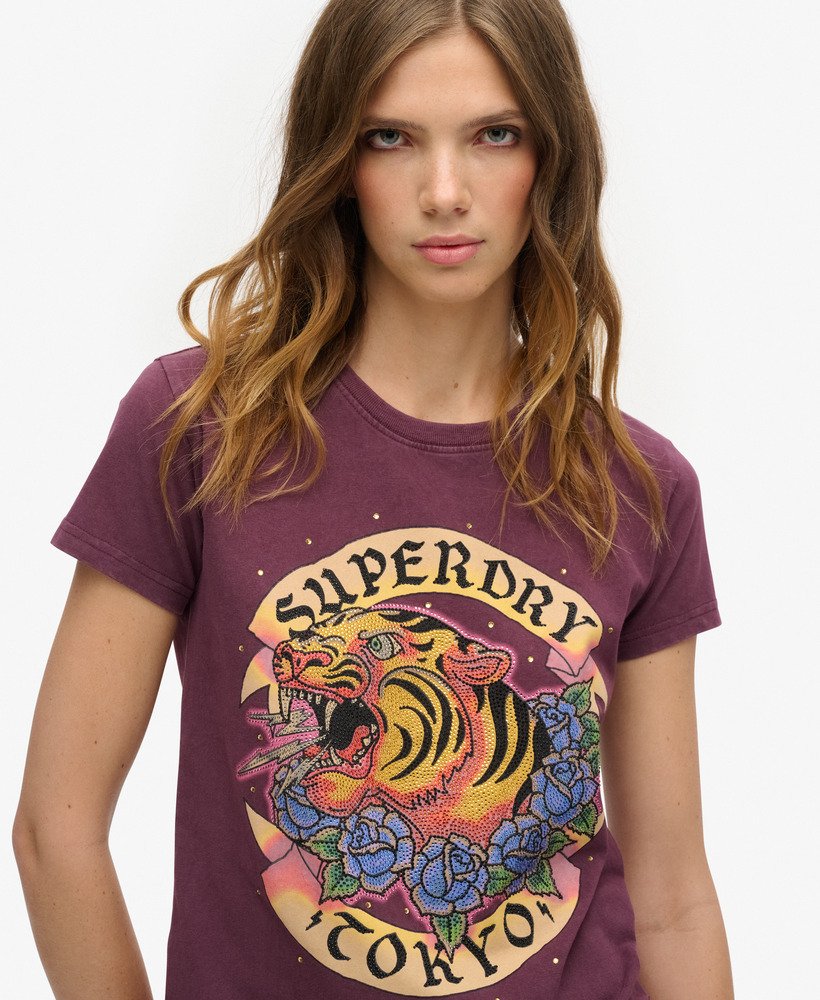 camiseta ajustada com strass e estampa de tatuagem na cor roxa figo