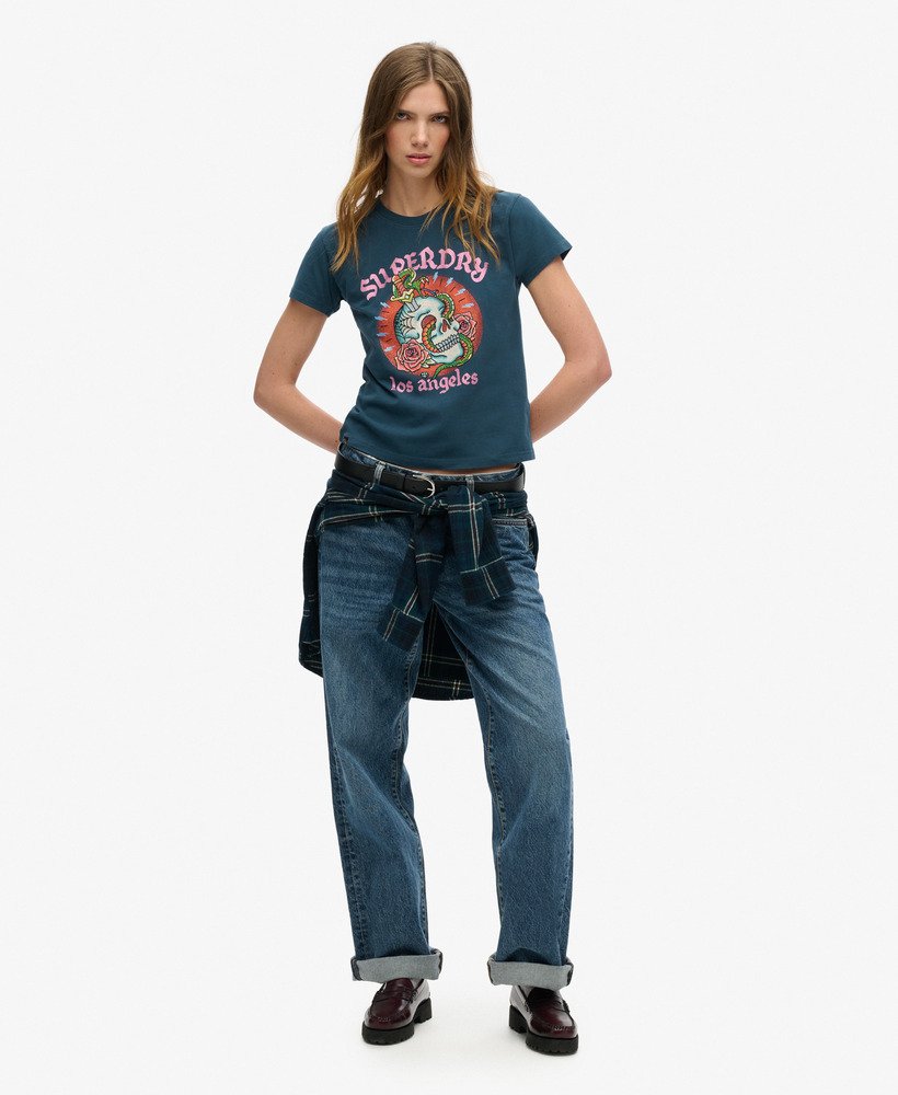 camiseta ajustada com strass e estampa de tatuagem na cor tinta.