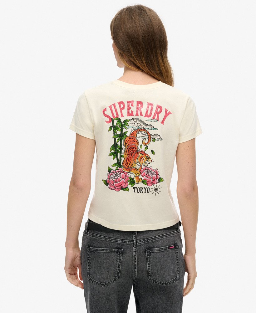 camiseta ajustada com strass e estampa de tatuagem na cor branca arroz.