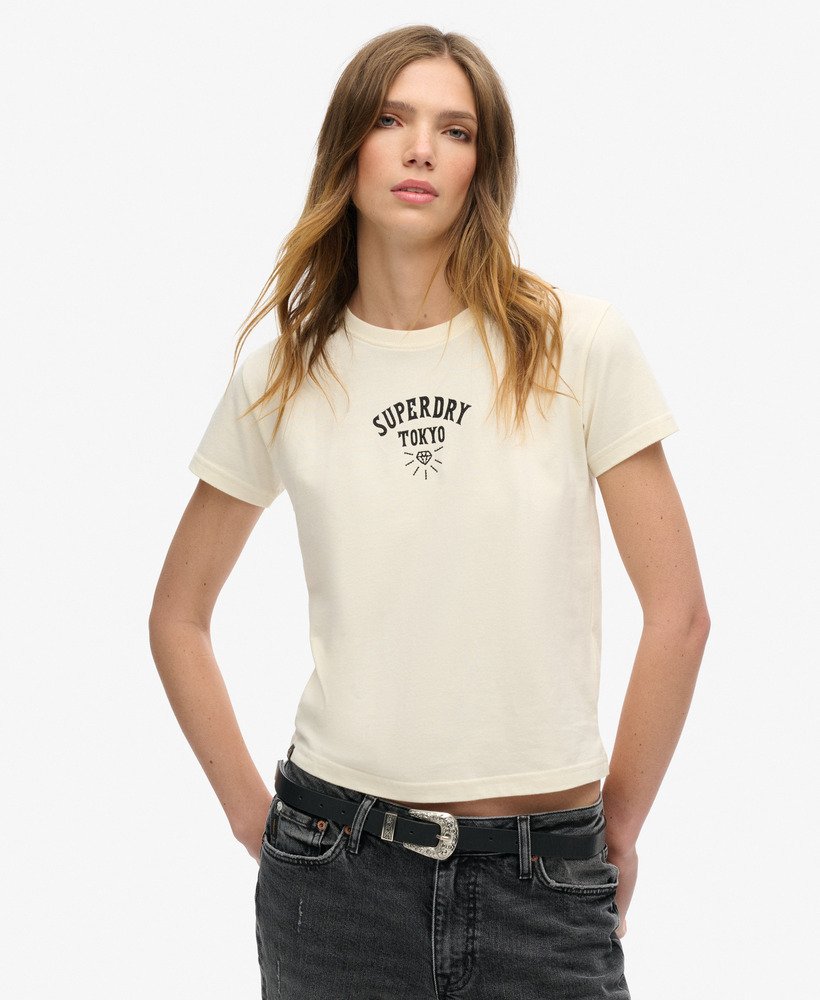 camiseta ajustada com strass e estampa de tatuagem na cor branca arroz.