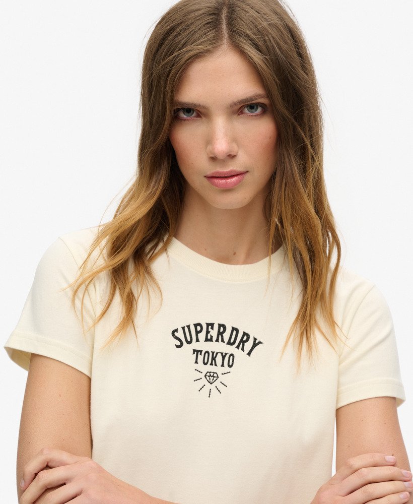 camiseta ajustada com strass e estampa de tatuagem na cor branca arroz.