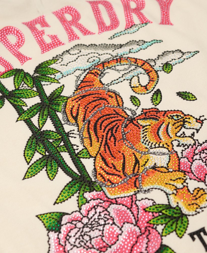 camiseta ajustada com strass e estampa de tatuagem na cor branca arroz.