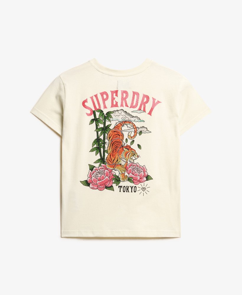 camiseta ajustada com strass e estampa de tatuagem na cor branca arroz.