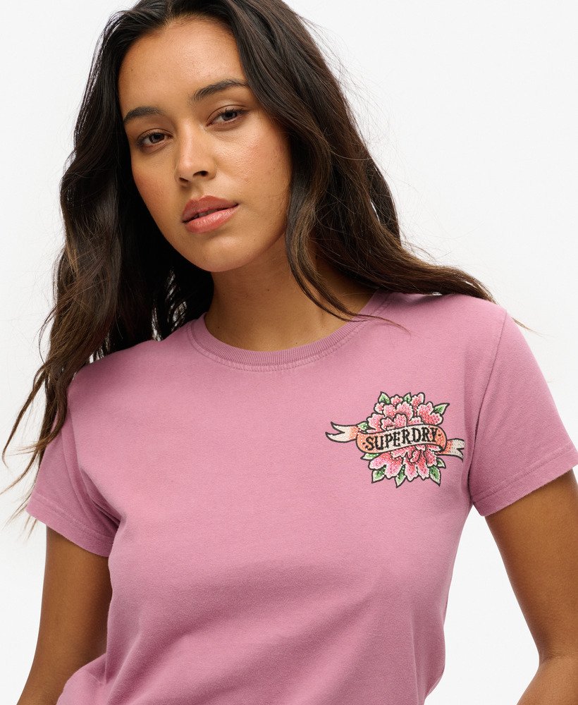 camiseta ajustada com strass e estampa de tatuagem na cor roxa orquídea escura.