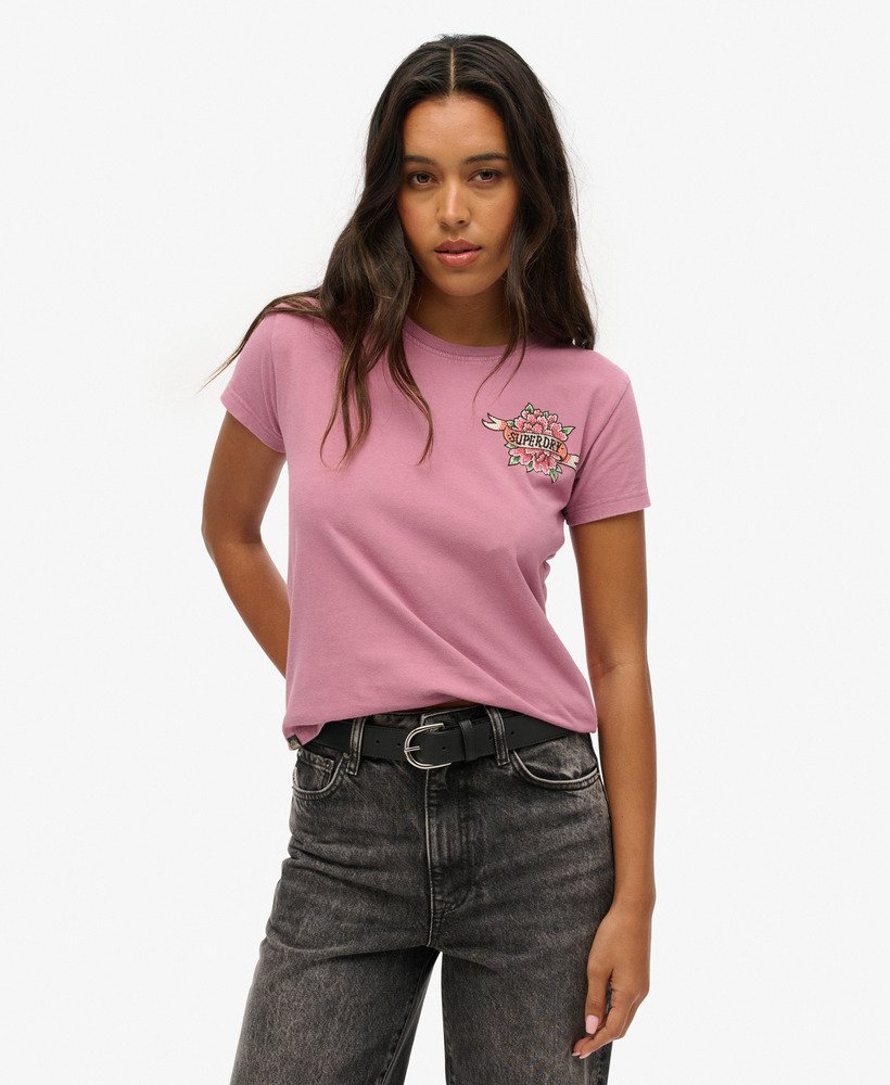 camiseta ajustada com strass e estampa de tatuagem na cor roxa orquídea escura.