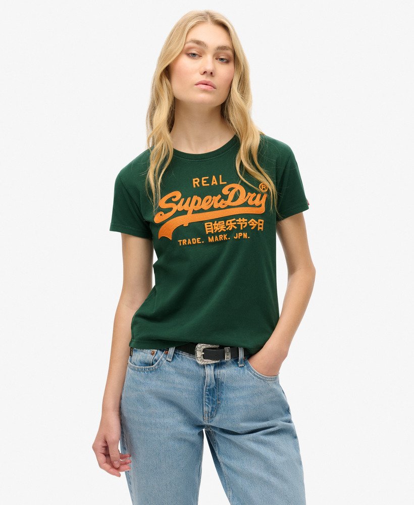 camiseta ajustada com logo vintage bordado na cor verde esmalte.