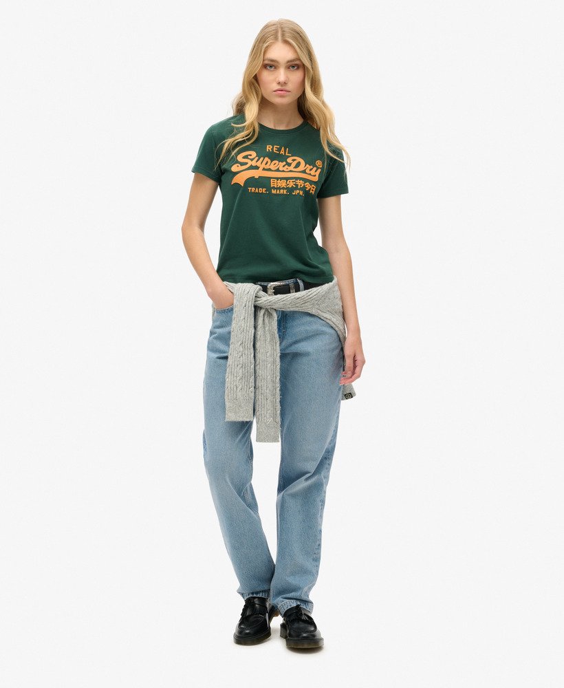camiseta ajustada com logo vintage bordado na cor verde esmalte.