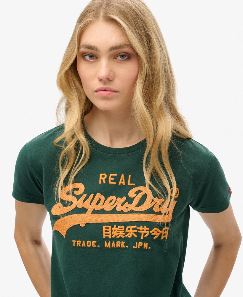 camiseta ajustada com logo vintage bordado na cor verde esmalte.