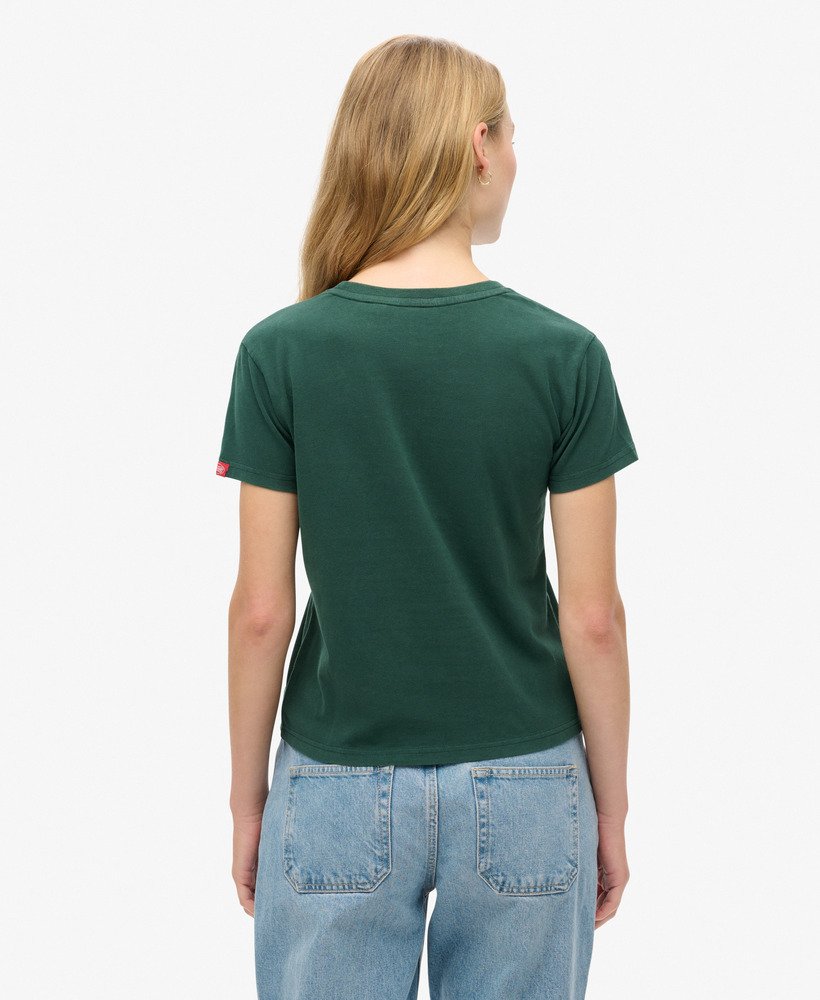camiseta ajustada com logo vintage bordado na cor verde esmalte.