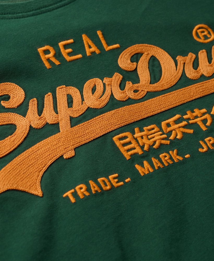 camiseta ajustada com logo vintage bordado na cor verde esmalte.