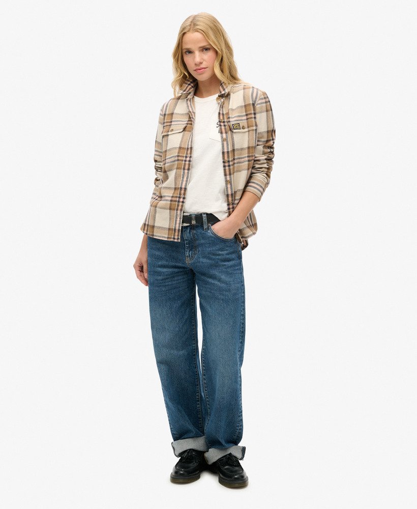 camiseta workwear com bolso bordado na cor off white