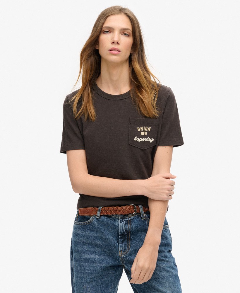 camiseta workwear com bolso bordado na cor bison black