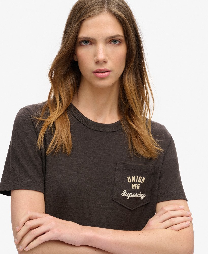 camiseta workwear com bolso bordado na cor bison black