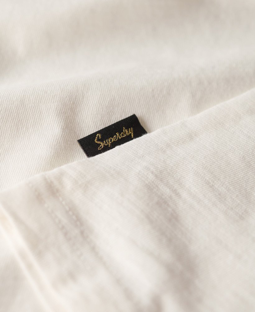 camiseta vl graphic com detalhes em tecido texturizado cru.