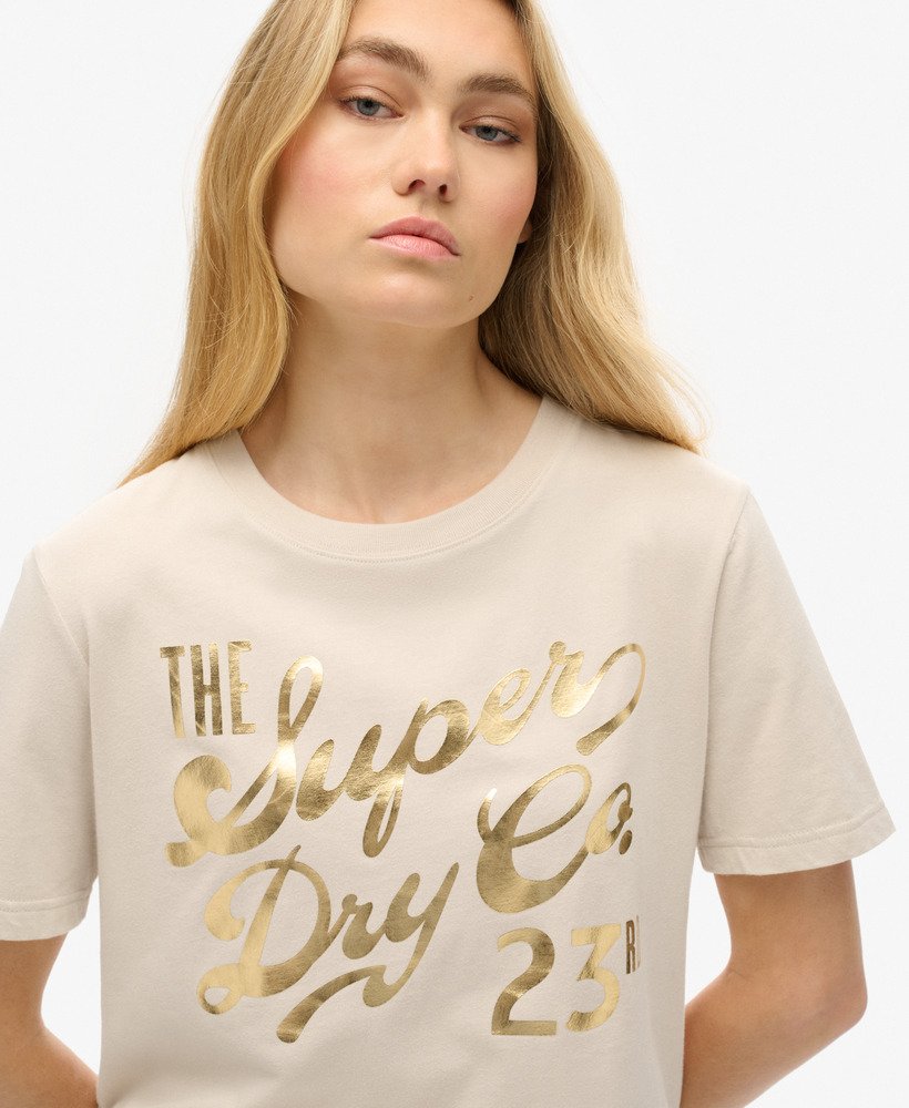 camiseta relaxed luxe metallic logo na cor off grey