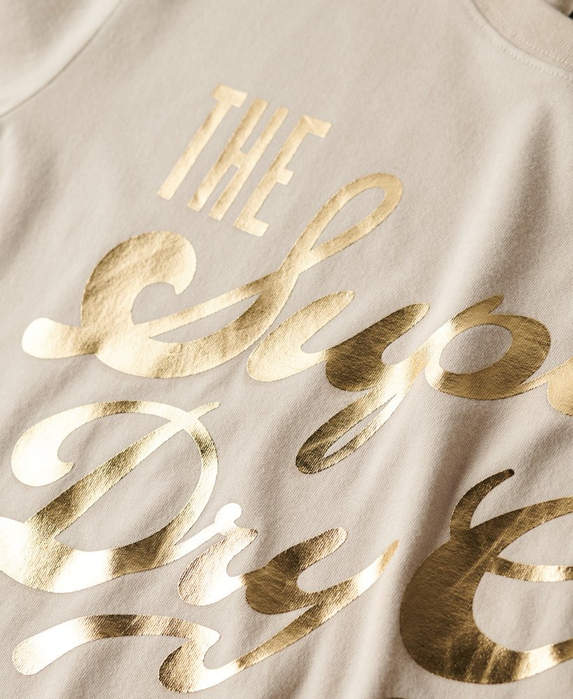 camiseta relaxed luxe metallic logo na cor off grey