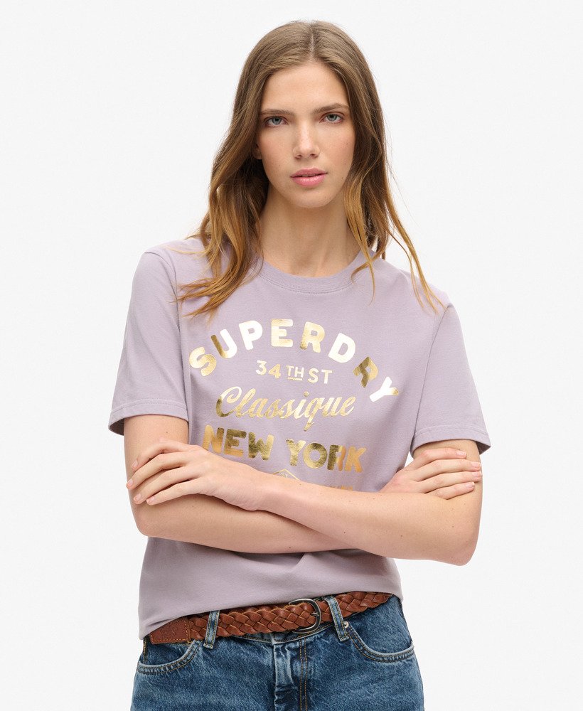 camiseta relaxed luxe metallic logo na cor lilás brassica