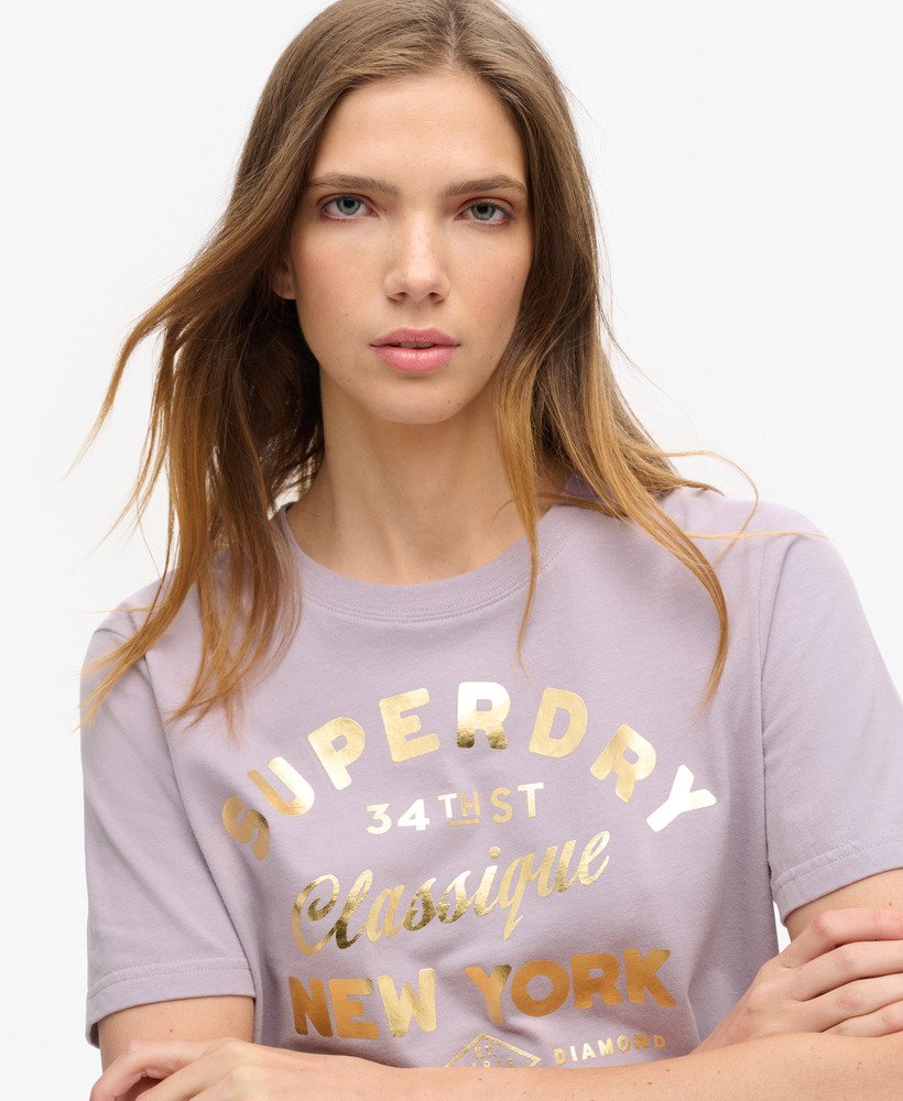 camiseta relaxed luxe metallic logo na cor lilás brassica