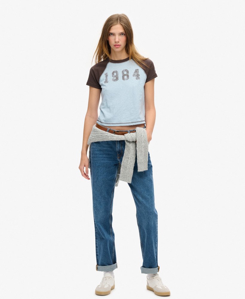 camiseta raglan athletic essentials na cor azul-névoamarrom chocolate escuro