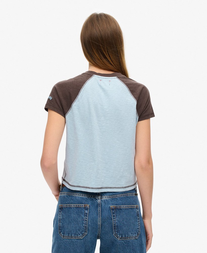 camiseta raglan athletic essentials na cor azul-névoamarrom chocolate escuro