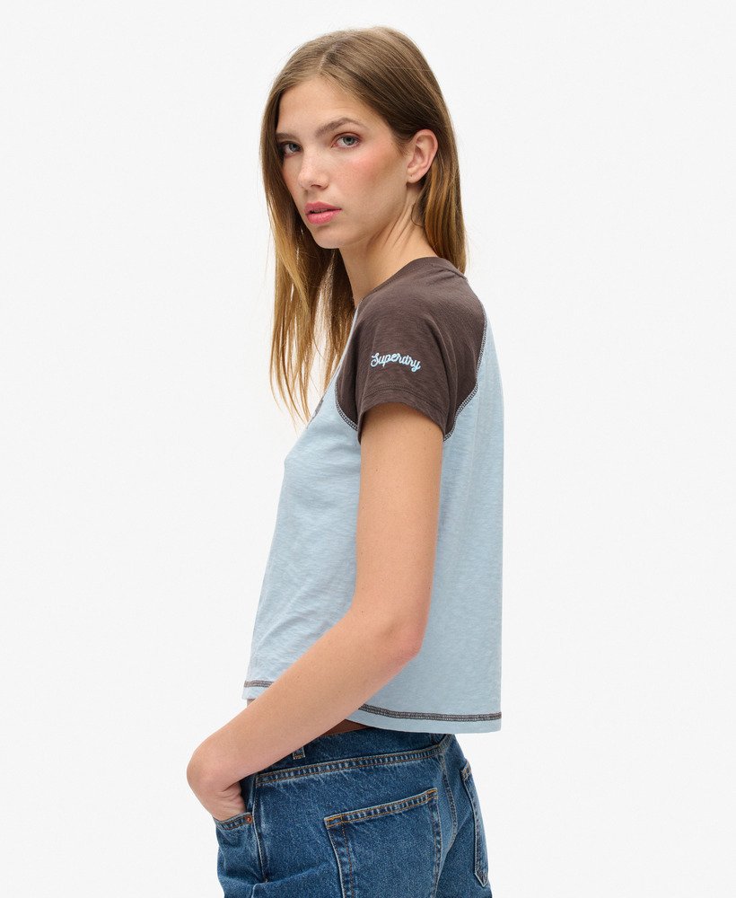 camiseta raglan athletic essentials na cor azul-névoamarrom chocolate escuro