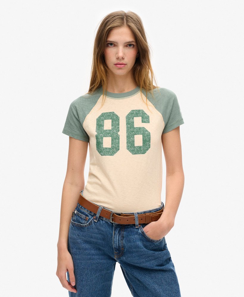 camiseta raglan athletic essentials na cor cáqui laurelcreme tapioca