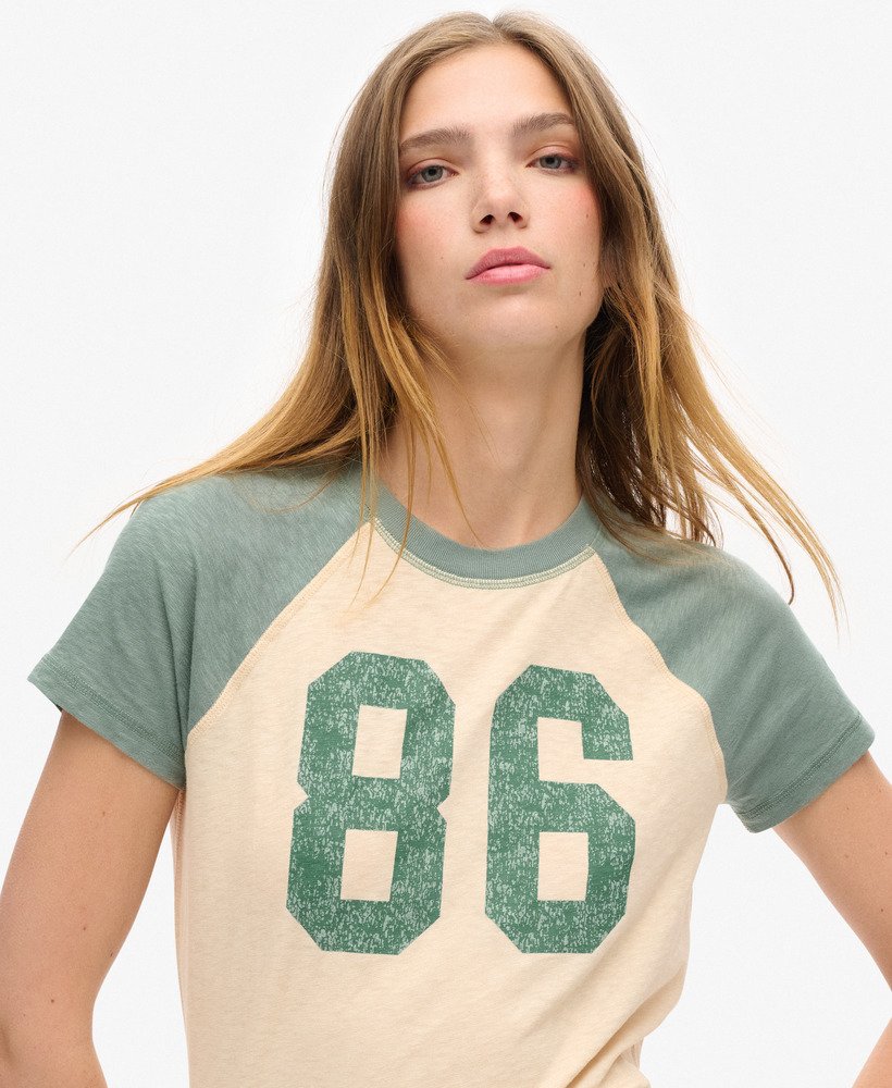 camiseta raglan athletic essentials na cor cáqui laurelcreme tapioca