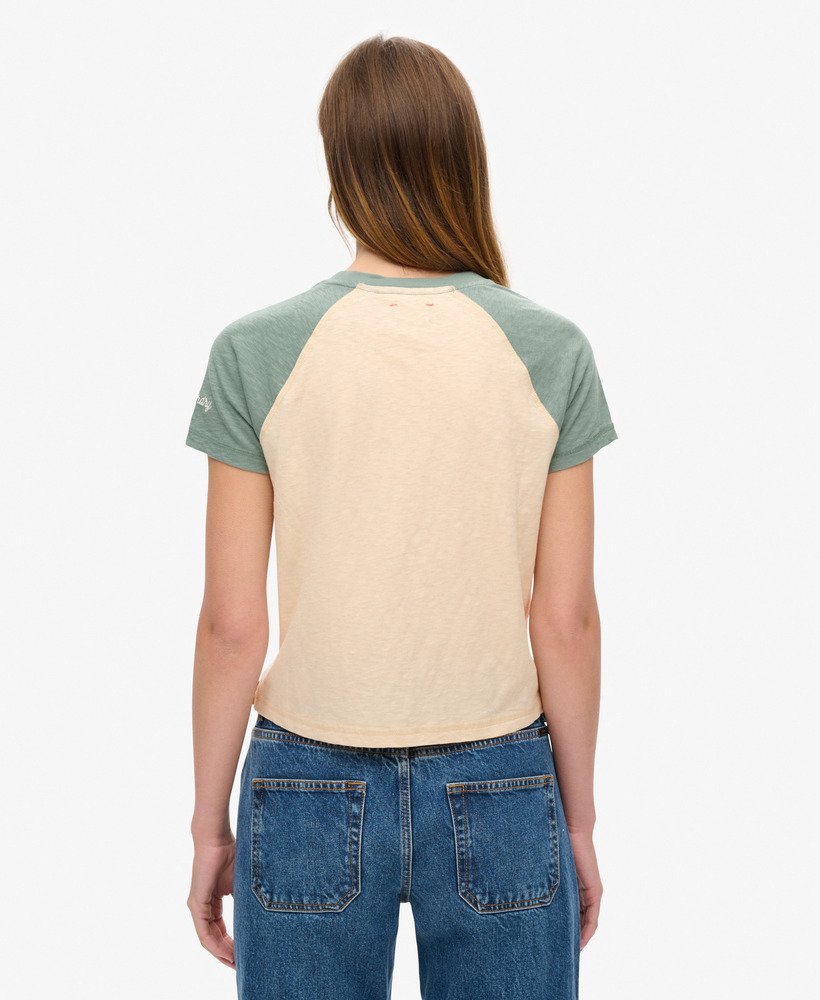 camiseta raglan athletic essentials na cor cáqui laurelcreme tapioca