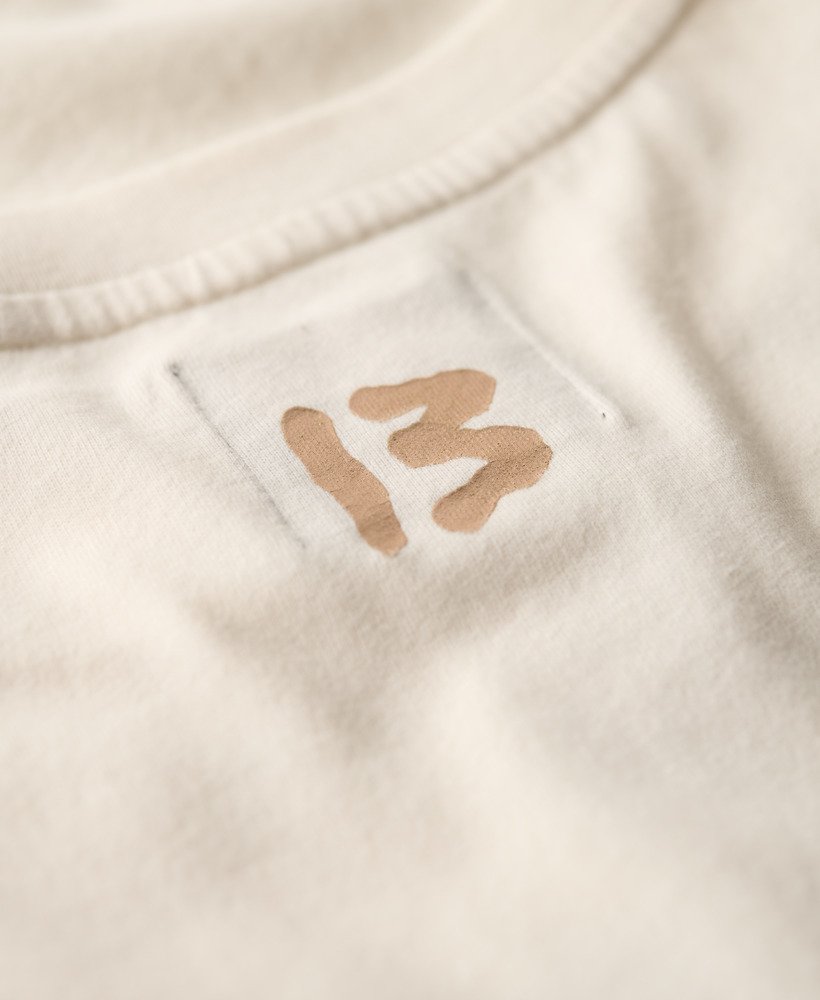 camiseta relaxed com estampa de tatuagem na cor branca inverno