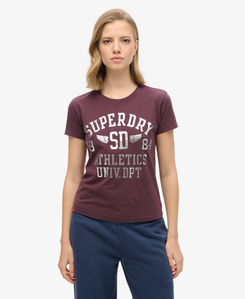 camiseta college script fitted em um tom rico de vinho tinto.