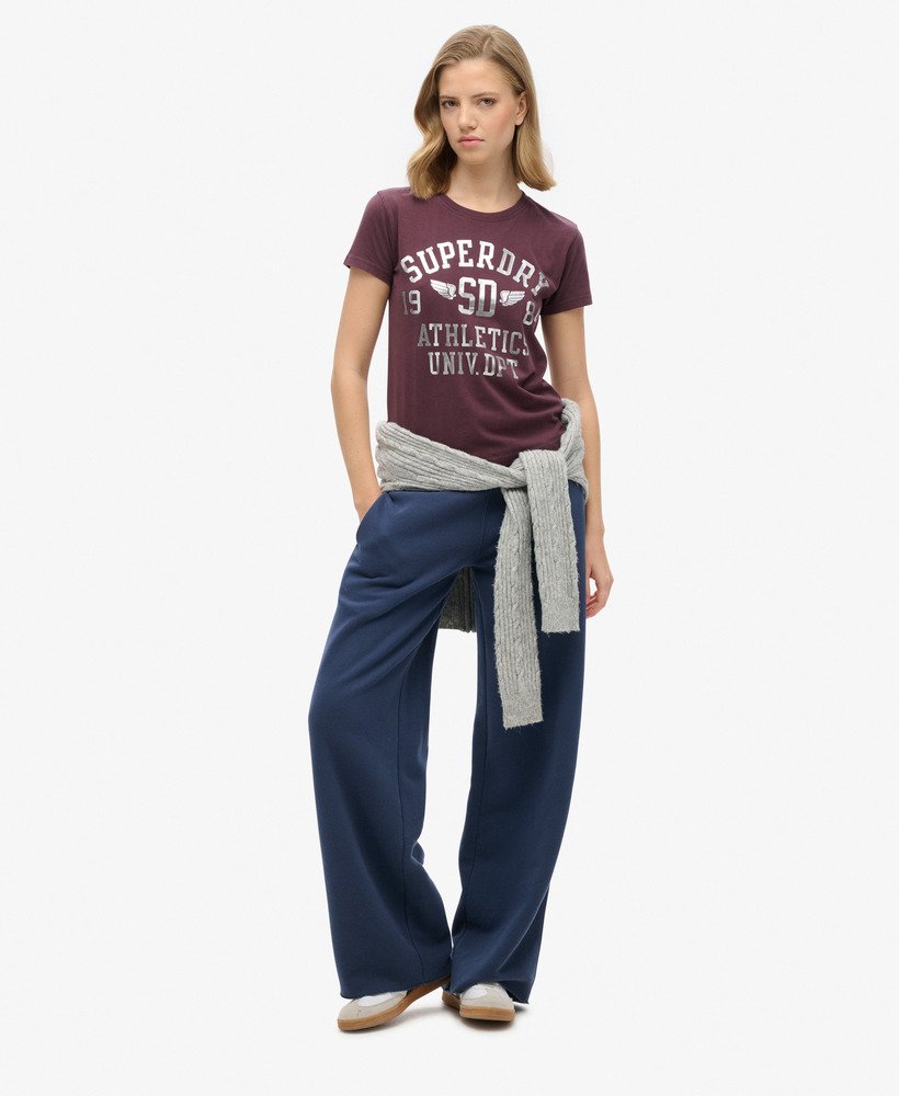 camiseta college script fitted em um tom rico de vinho tinto.