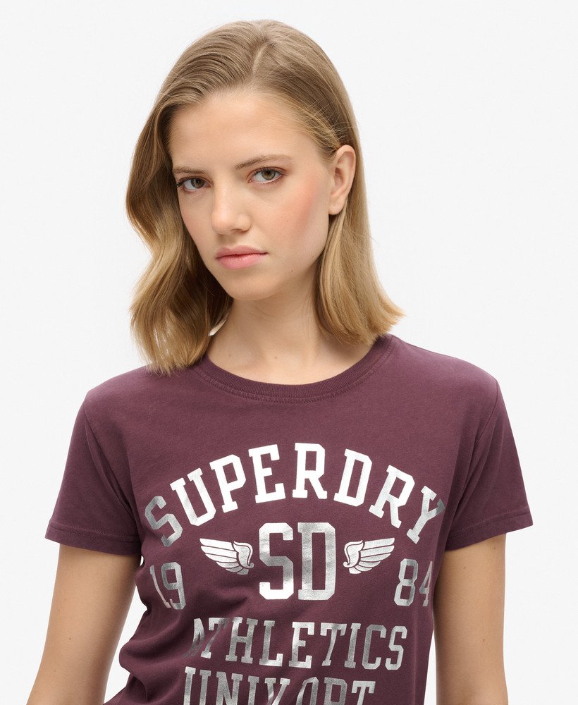 camiseta college script fitted em um tom rico de vinho tinto.