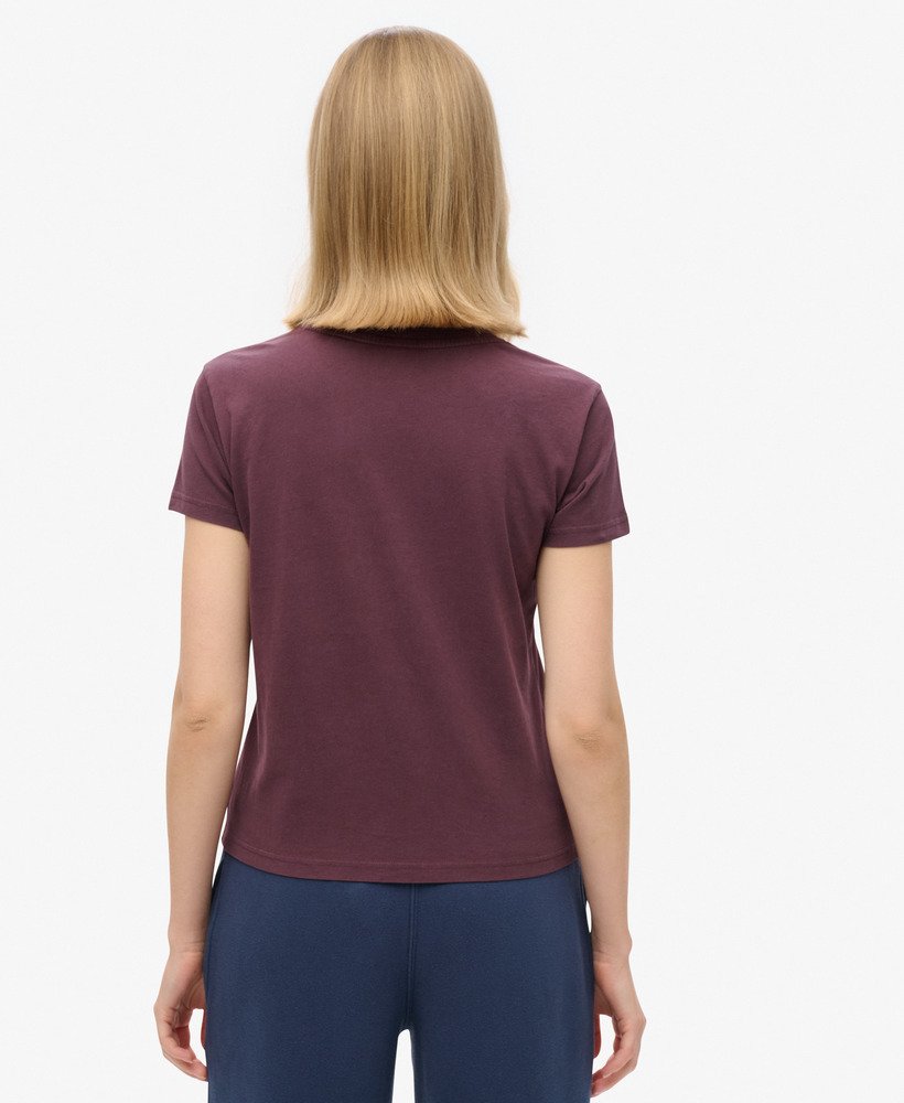camiseta college script fitted em um tom rico de vinho tinto.
