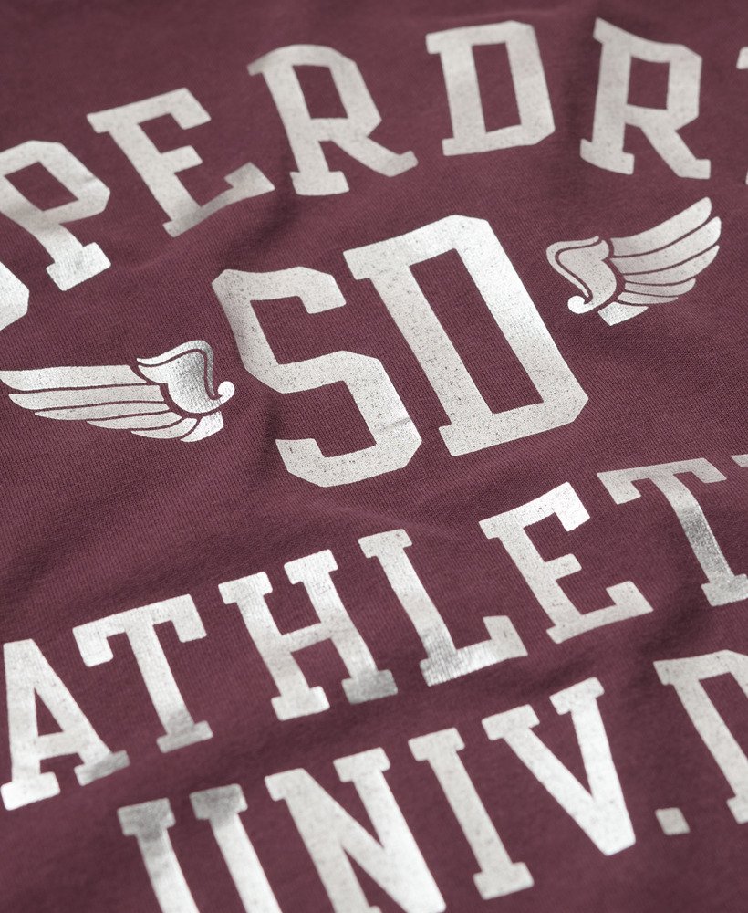 camiseta college script fitted em um tom rico de vinho tinto.