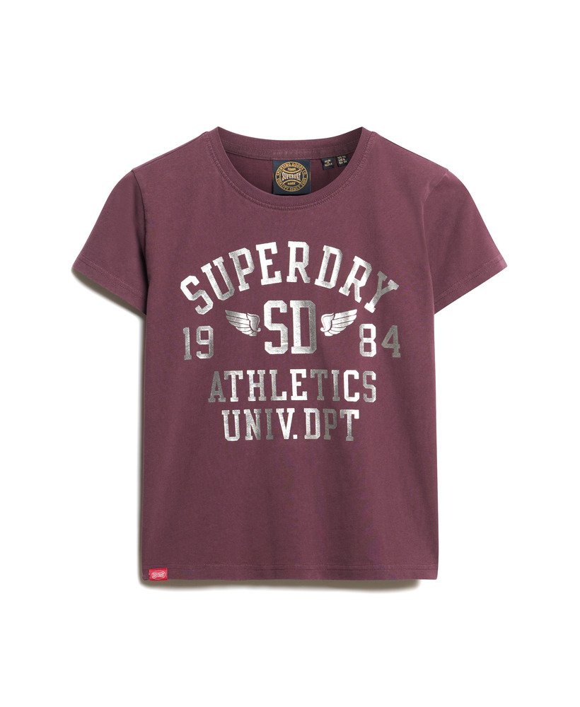 camiseta college script fitted em um tom rico de vinho tinto.