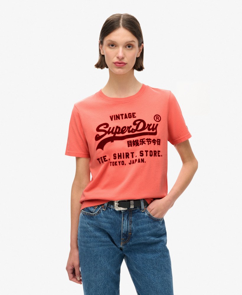 camiseta clássica vintage com estampa de logo e modelagem relaxada na cor coral queimado.