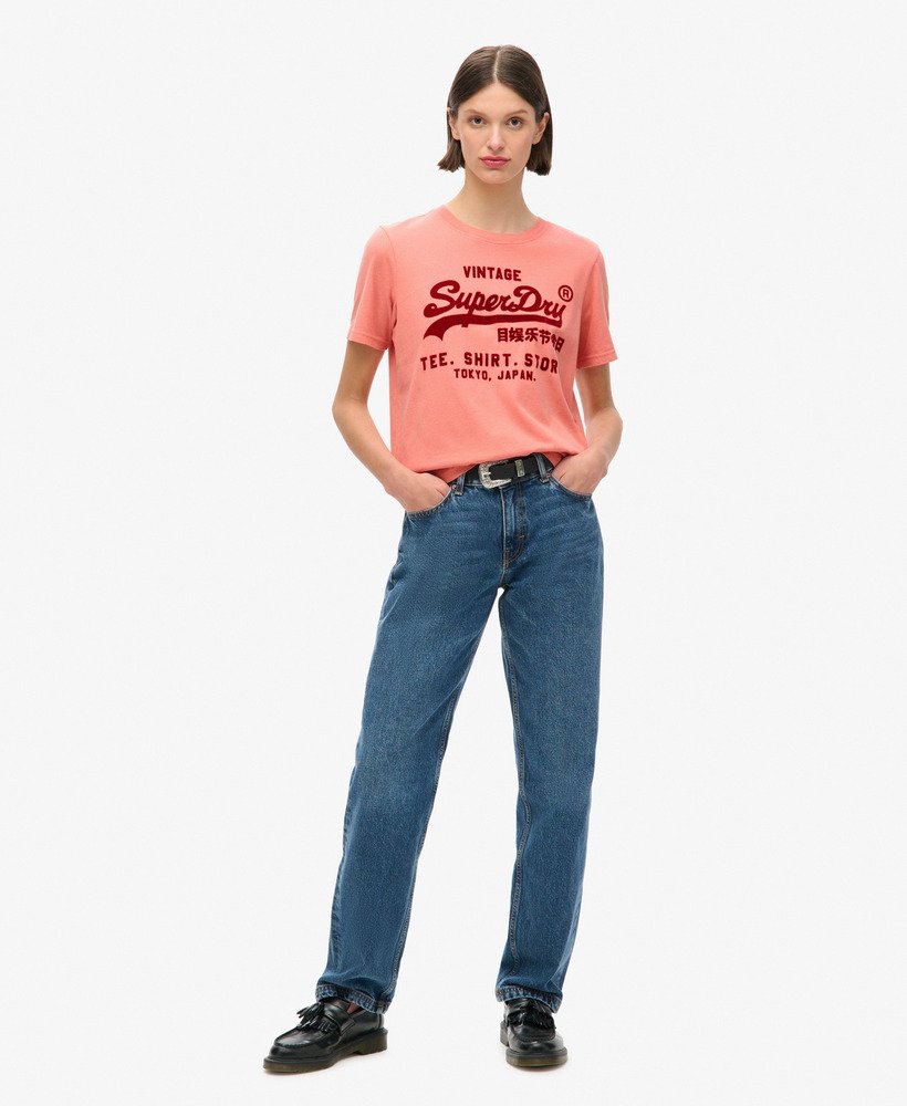 camiseta clássica vintage com estampa de logo e modelagem relaxada na cor coral queimado.