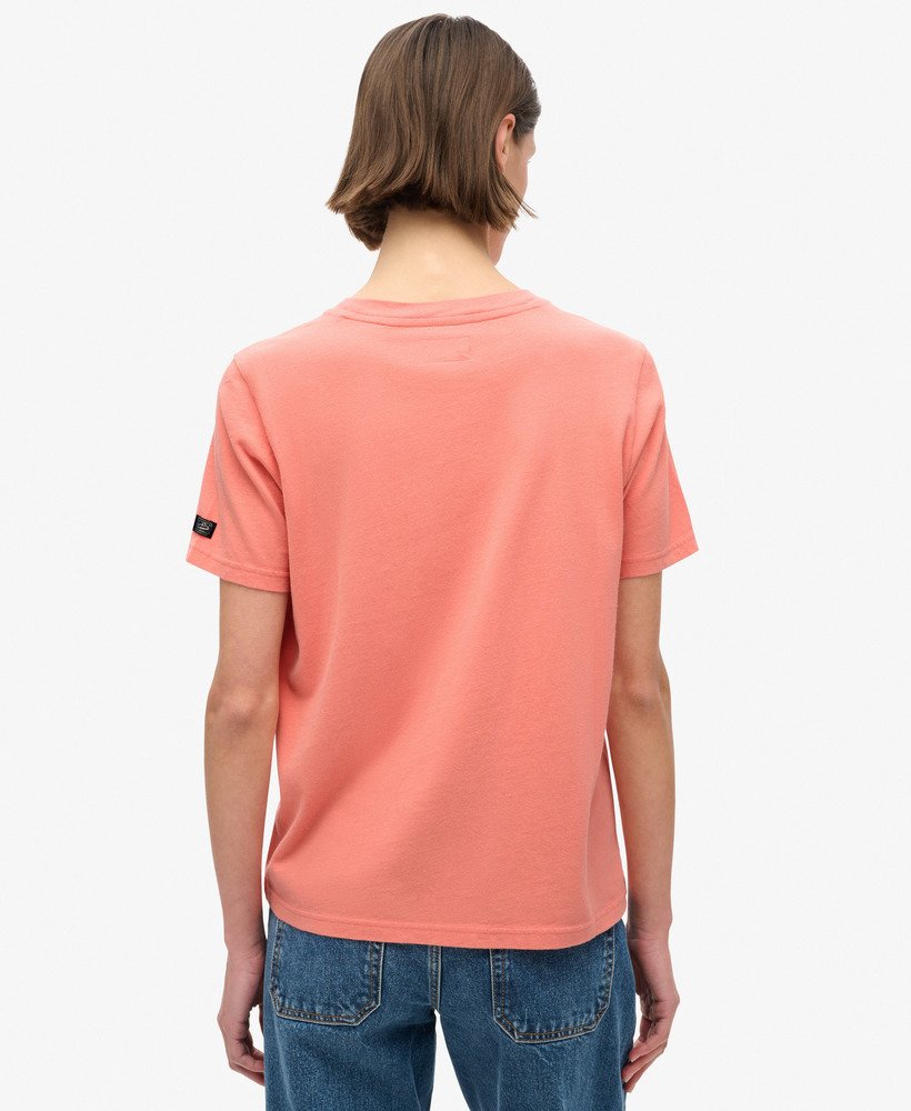 camiseta clássica vintage com estampa de logo e modelagem relaxada na cor coral queimado.