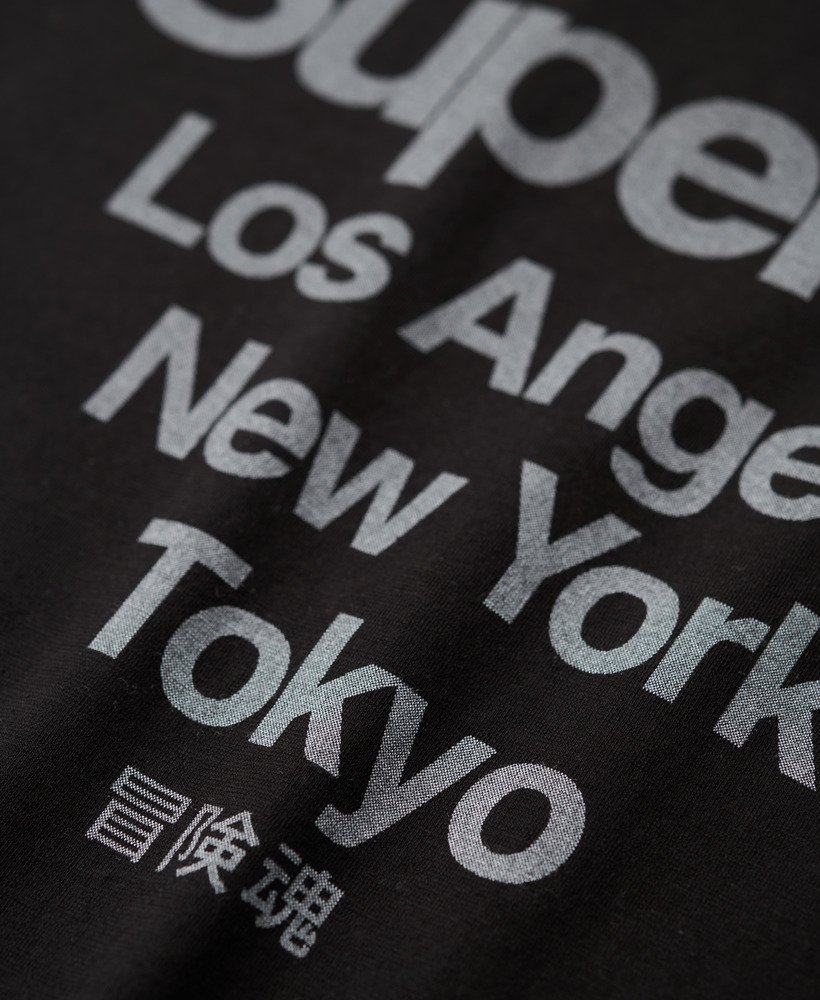 camiseta core logo city fitted na cor preta