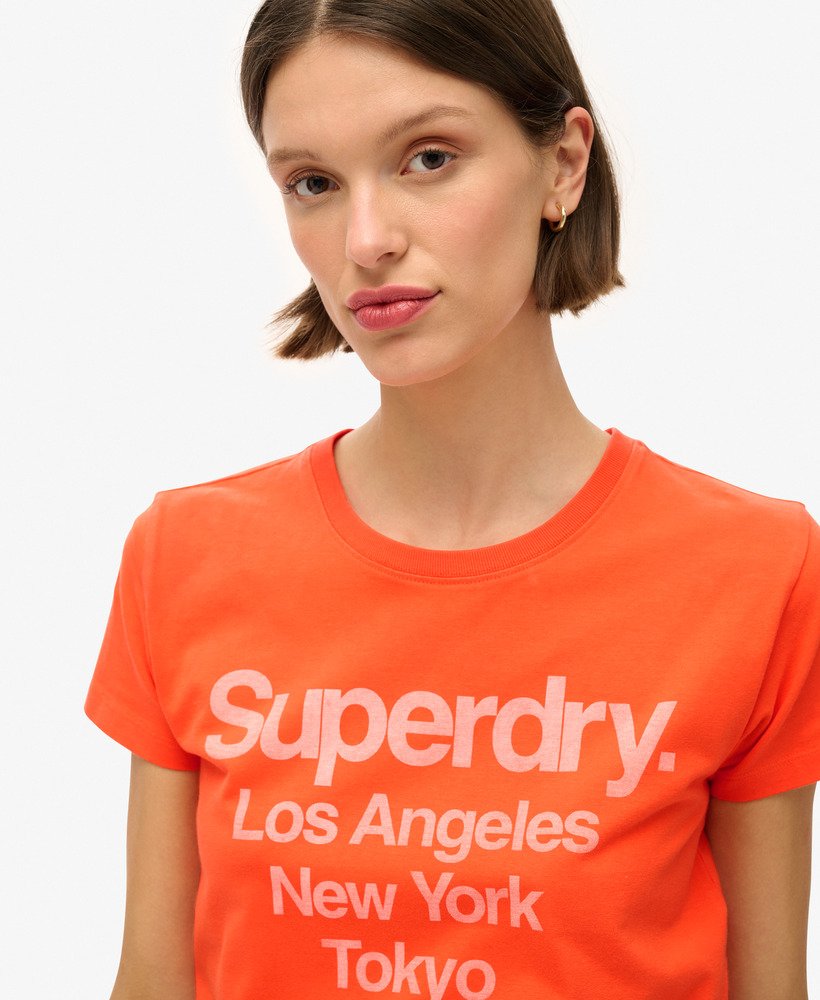 camiseta core logo city fitted na cor coral vulcânico