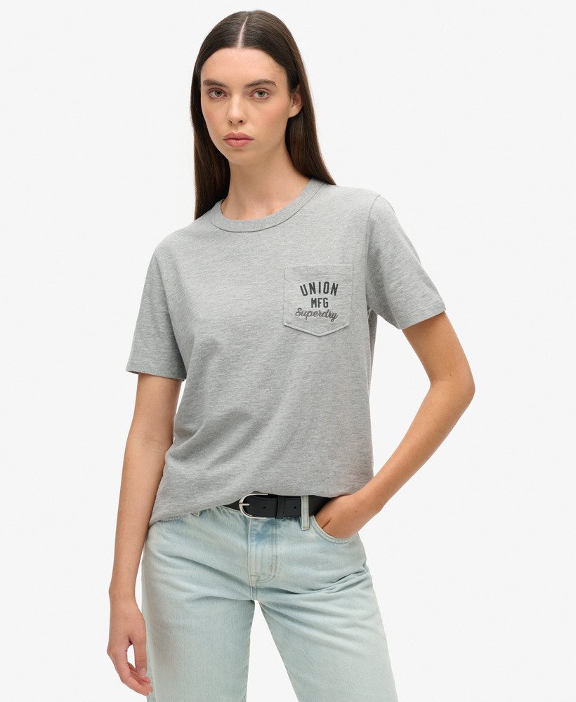 camiseta workwear com bolso bordado na cor cinza mescla.