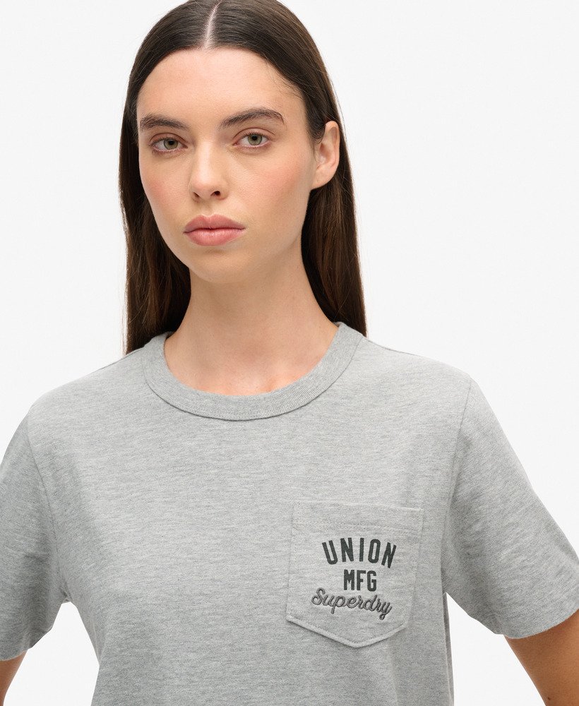 camiseta workwear com bolso bordado na cor cinza mescla.