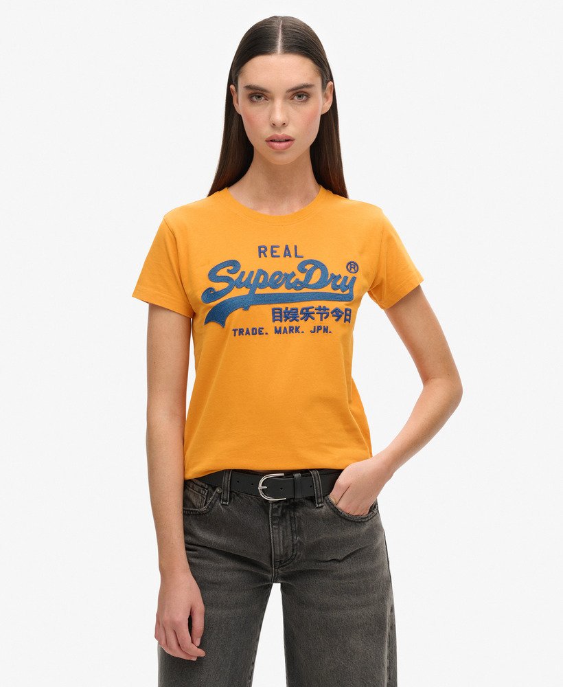 camiseta ajustada com logo vintage bordado na cor track gold