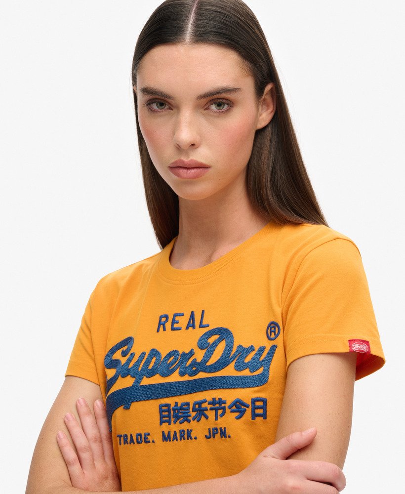 camiseta ajustada com logo vintage bordado na cor track gold