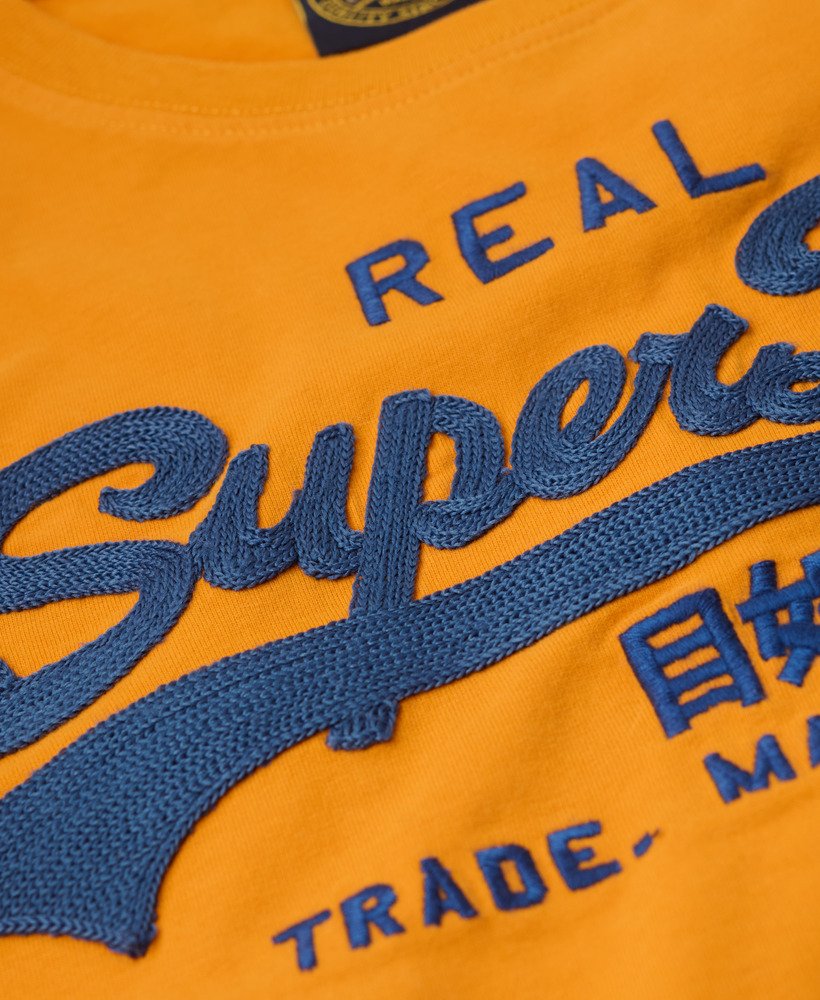 camiseta ajustada com logo vintage bordado na cor track gold