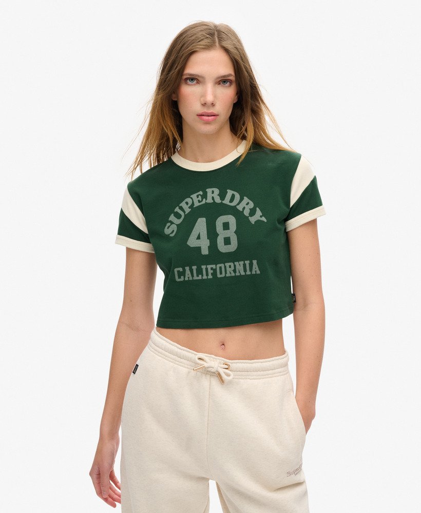 camiseta athletic essentials graphic ringer na cor verde esmalte.